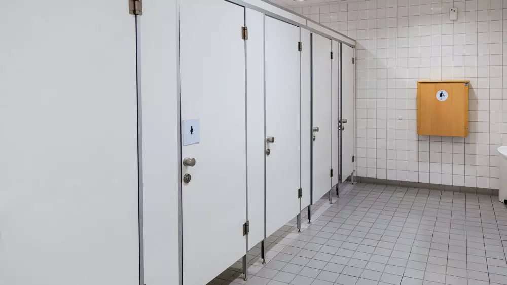 Мужчину, находившегося в женском туалете ТРЦ Костаная, признали "мелким хулиганом"