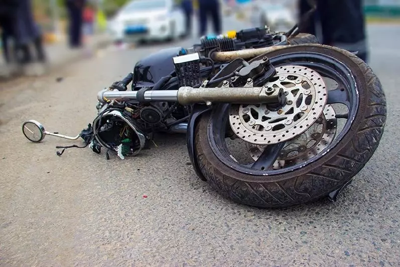 Водитель скутера погиб после столкновения с легковушкой в Уральске