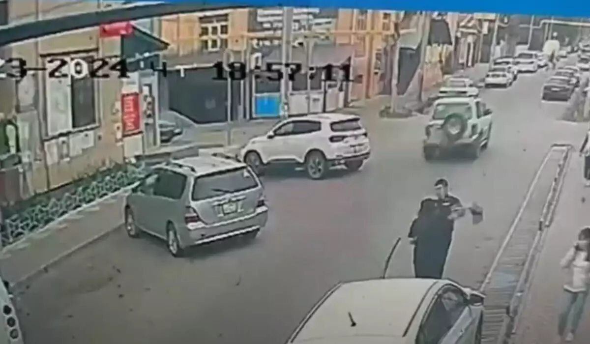 «Вы все деньги берете»: автоледи набросилась на полицейского в пригороде Алматы (ВИДЕО)