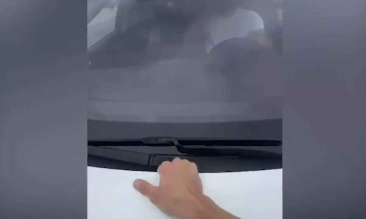 Алматинский водитель протащил на капоте своего авто мужчину