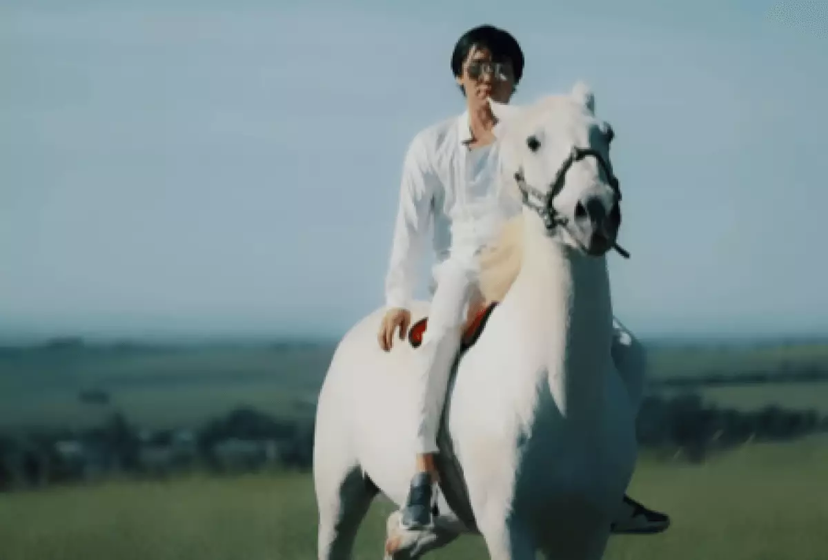 Кайрат Нуртас на белом коне очаровал поклонников (ВИДЕО)