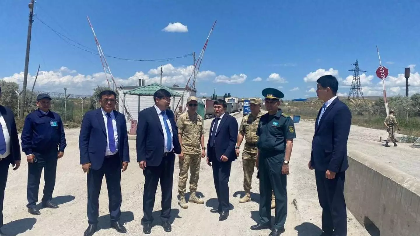 800 фур в сутки: министр финансов Мади Такиев оценил работу пунктов пропуска на казахстанско-киргизской границе