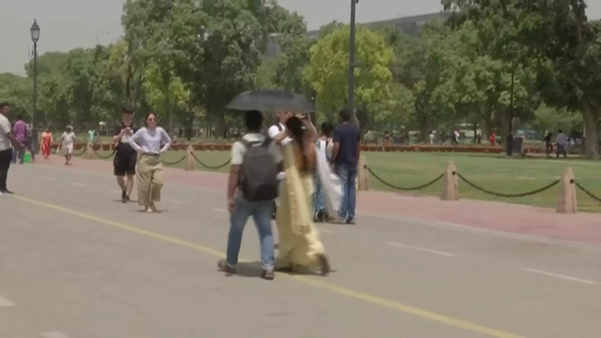 Плюс 52 градуса по Цельсию: из-за рекордной жары в Индии люди массово падают в обмороки