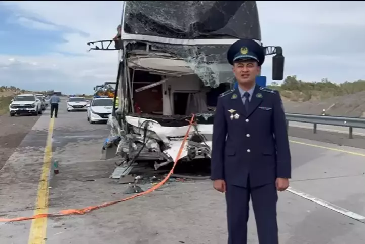 Водитель погиб, 11 человек пострадали: крупное ДТП произошло в Алматинской области