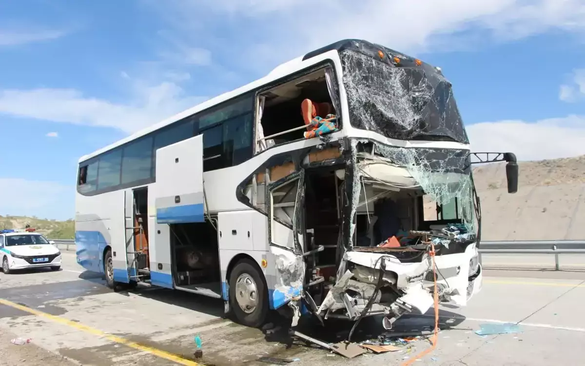 Автобус столкнулся с грузовиком в Алматинской области: Погиб один человек и 11 пострадали