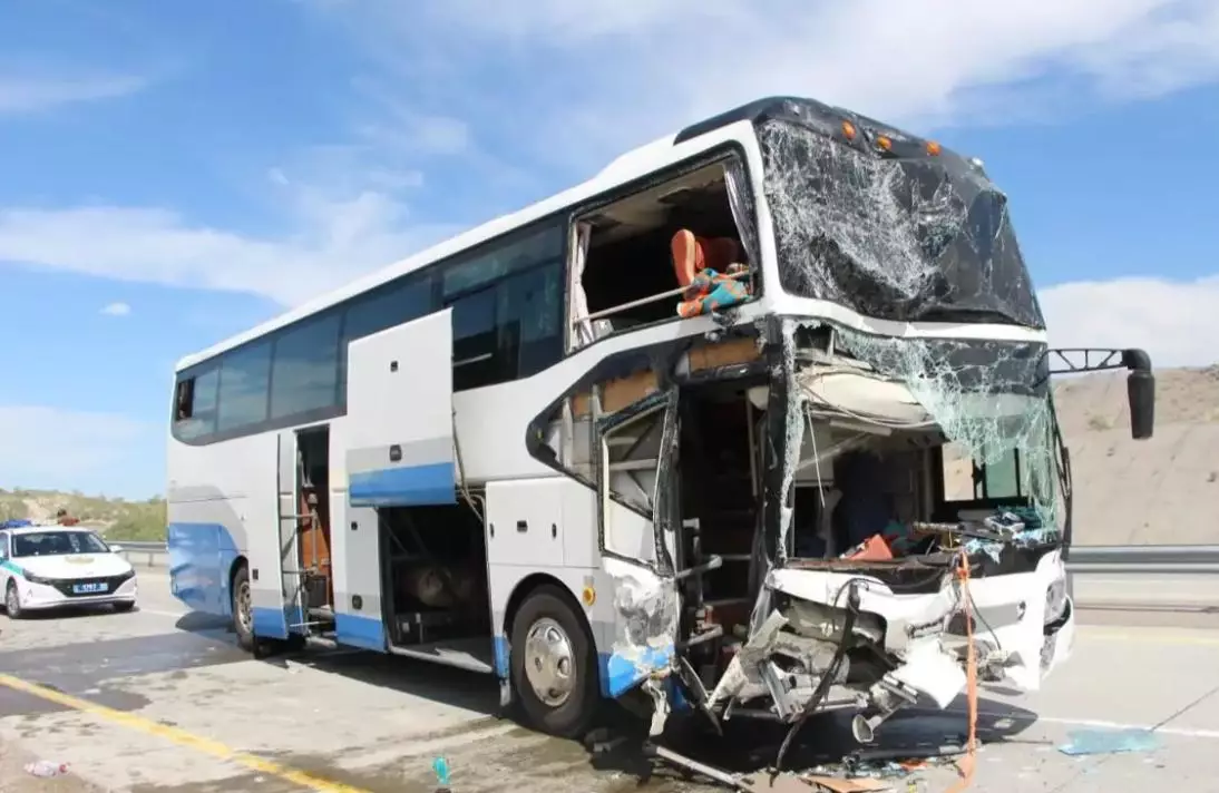 Алматы облысында автобус пен жүк көлігі соқтығысып, бір адам мерт болды