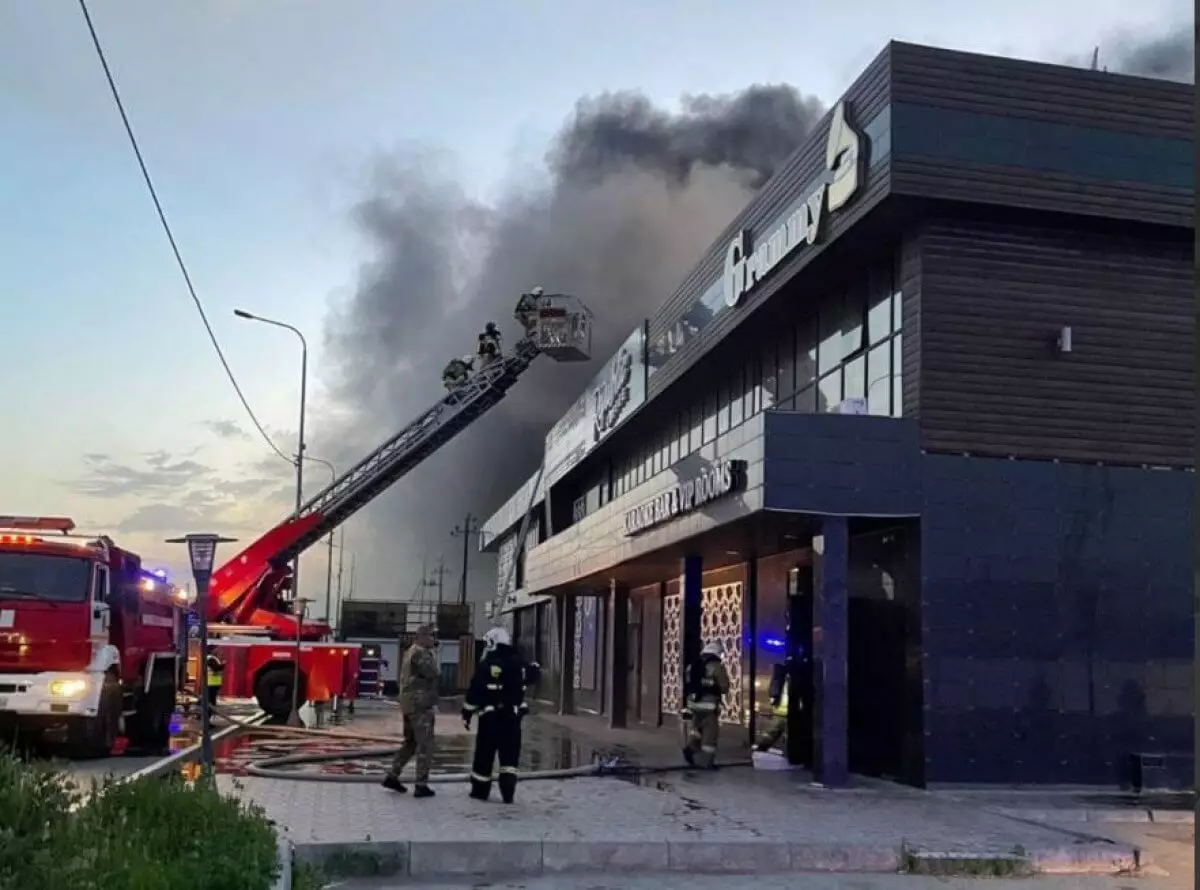 Клубы дыма поднялись над Атырау из-за крупного пожара (ВИДЕО)