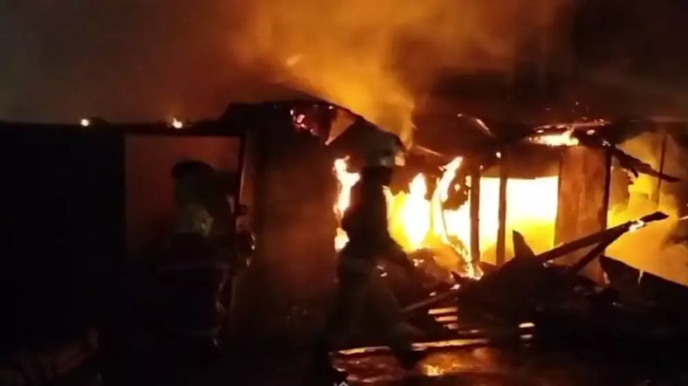 Гаражи, расположенные рядом с жилым домом, горели в Атырау