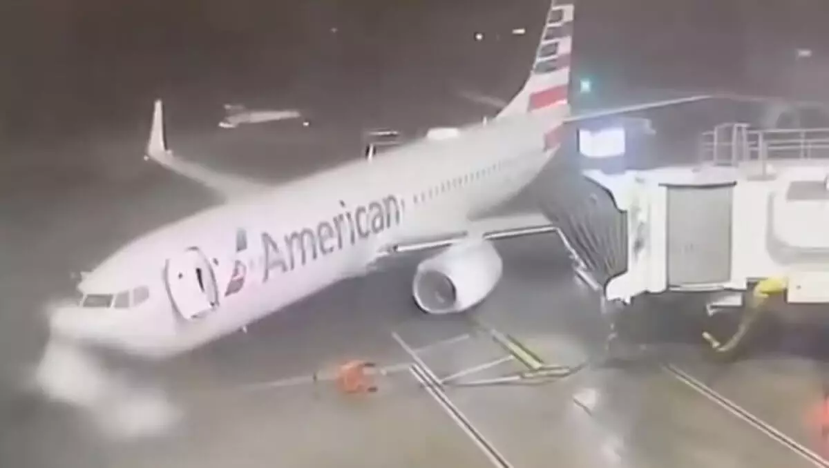 Ураган сдул пассажирский Boeing от трапа в аэропорту