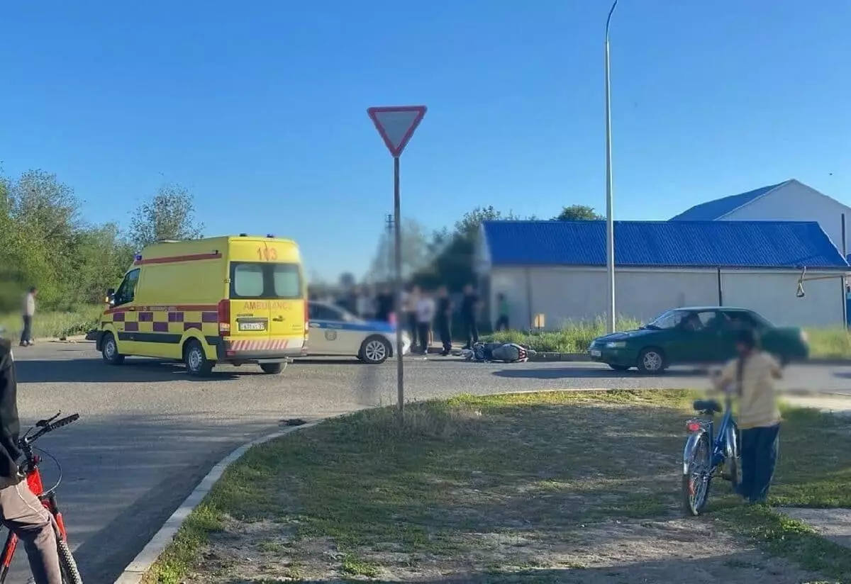 Водитель скутера погиб в ДТП в Уральске