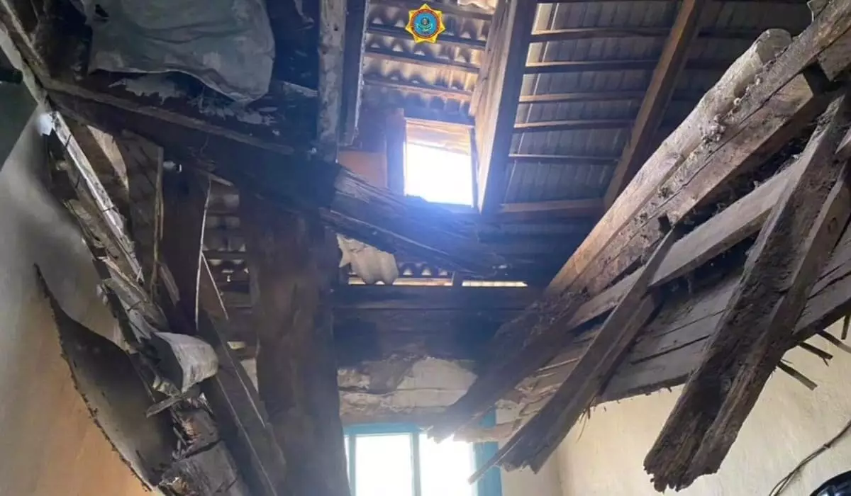 Потолок рухнул в подъезде дома в Акмолинской области (ВИДЕО)