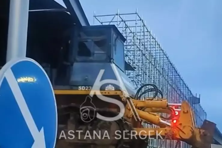 Надземная конструкция ЛРТ рухнула на эвакуатор в Астане