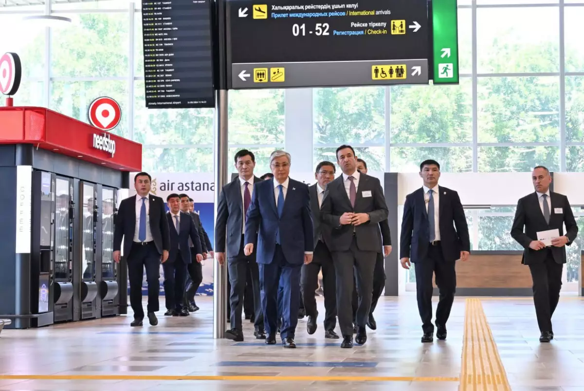 Президенту показали новый международный терминал аэропорта Алматы