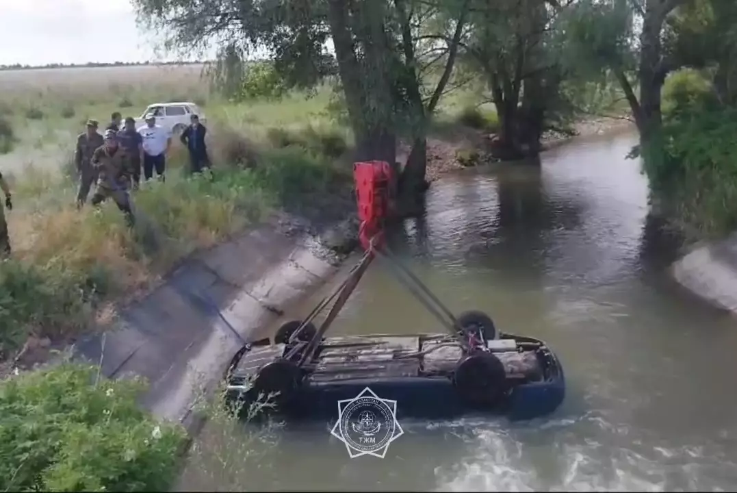 Легковушка съехала в канал в ВКО: погиб водитель