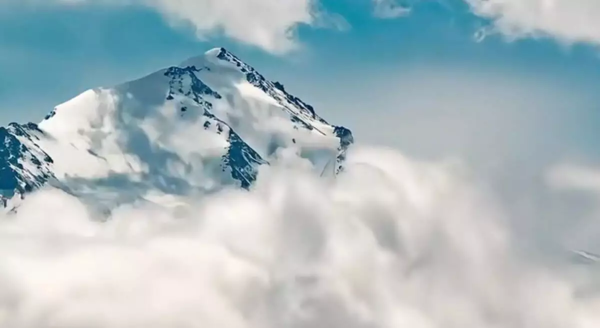 Танцующие облака над алматинскими горами впечатлили казахстанцев (ВИДЕО)