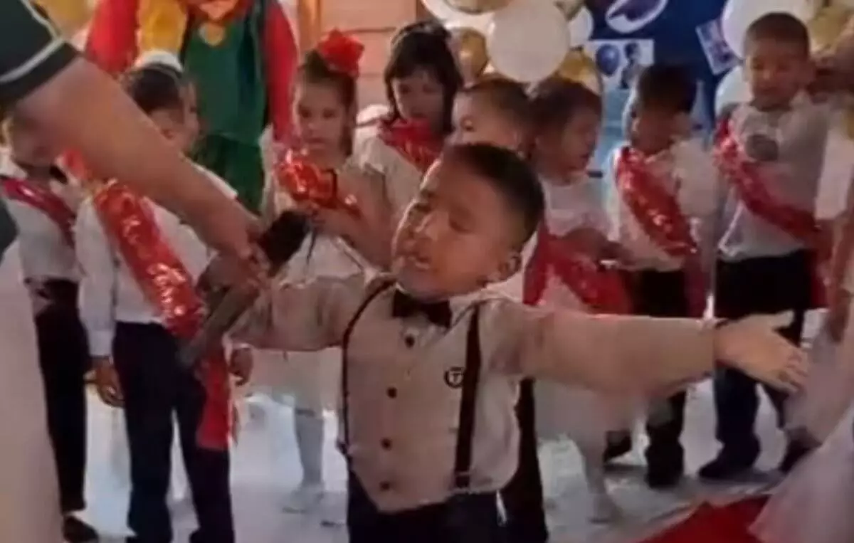 Пятилетний мальчик довел до слез казахстанцев песней на выпускном в саду (ВИДЕО)