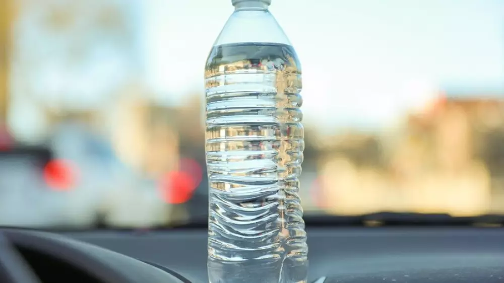 Чем опасны пластиковые бутылки и конфеты в автомобиле?