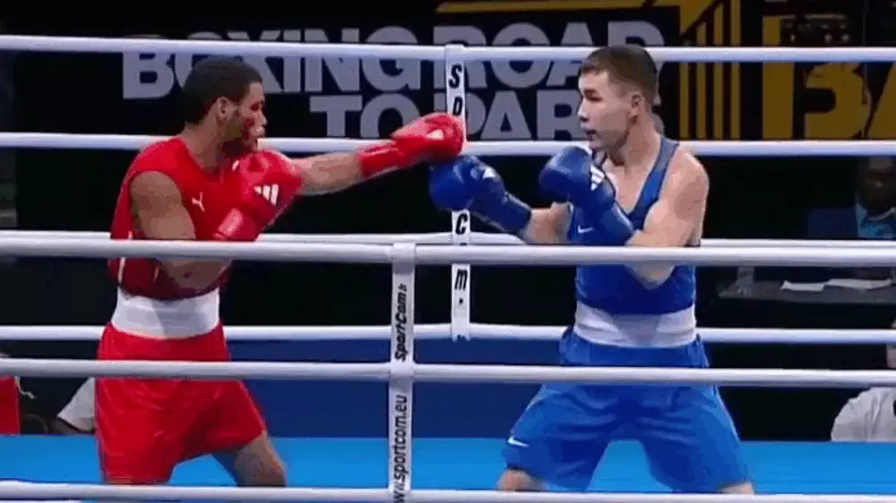 Казахстанский боксер сразился с кубинским профи за олимпийскую лицензию