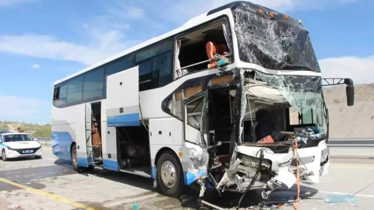 Алматы облысында жолаушылар мінген автобус пен жүк көлігі соқтығысты
