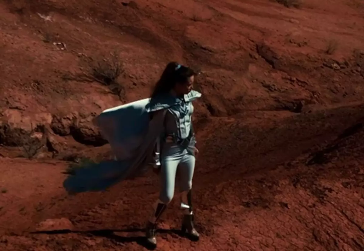 "Снято будто на Марсе": экс-солистка “КешYOU” выпустила тизер клипа