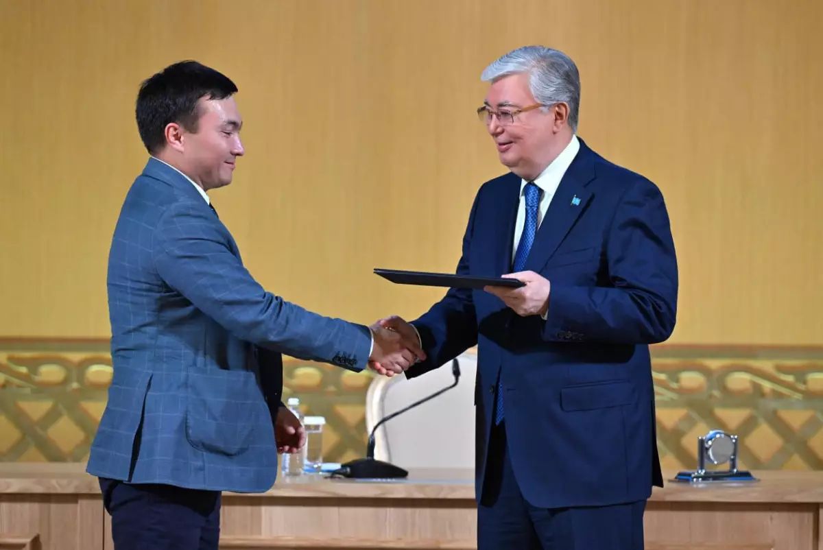Касым-Жомарт Токаев вручил жилищные сертификаты молодым ученым