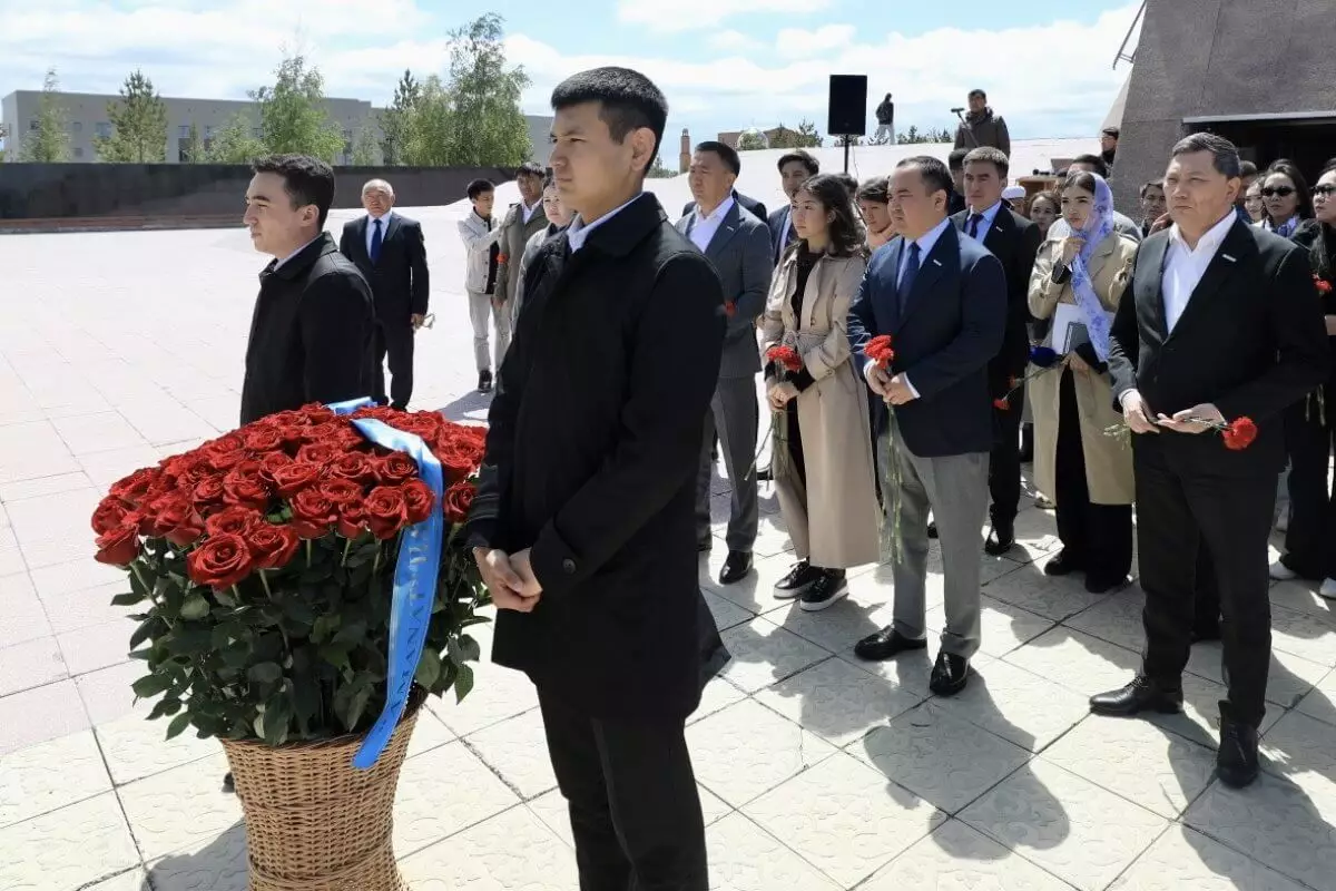 Члены партии AMANAT возложили цветы в музейно-мемориальном комплексе АЛЖИР