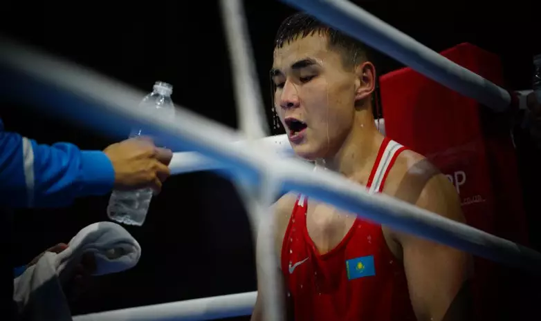 Казахстанский боксер провел бой с вице-чемпионом мира за место на Олимпиаде