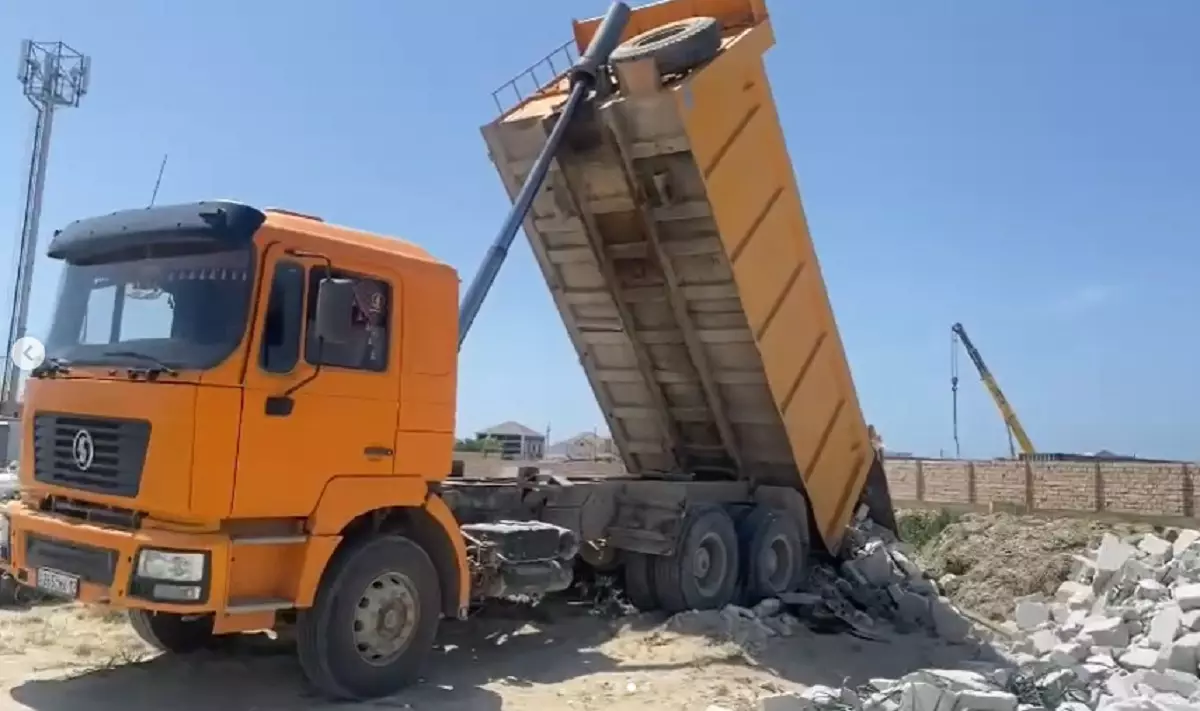 Выбросившего мусор в жилом массиве «Ақжелкен» водителя грузовика оштрафовали