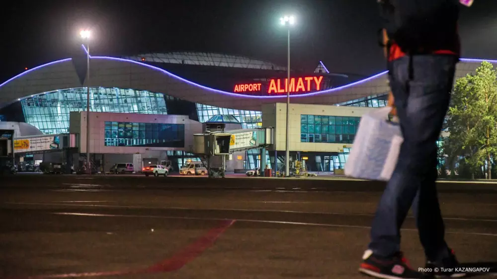 Трех сотрудников аэропорта Алматы подозревают в краже 50 сотовых телефонов