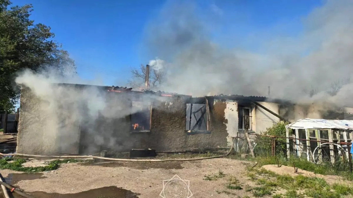 В Западном Казахстане загорелся частный дом