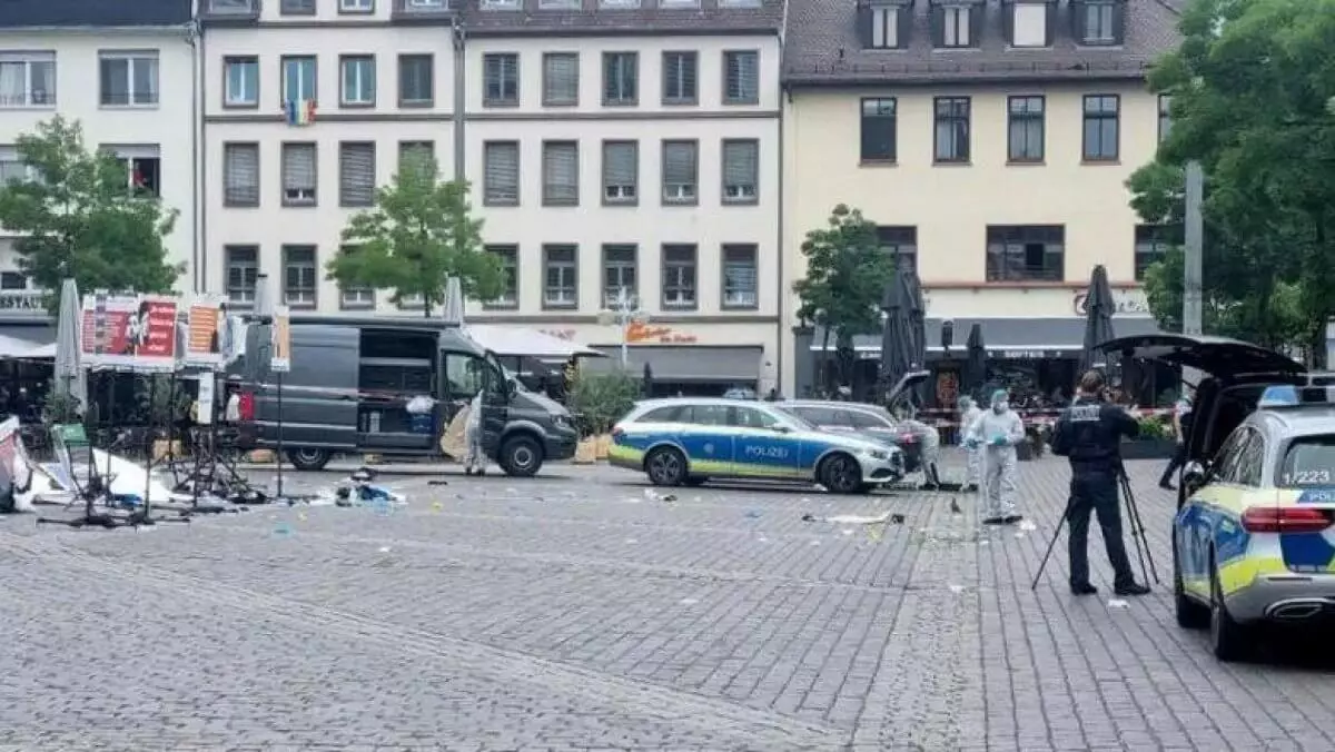Мужчина в прямом эфире с ножлм напал на людей в Германии