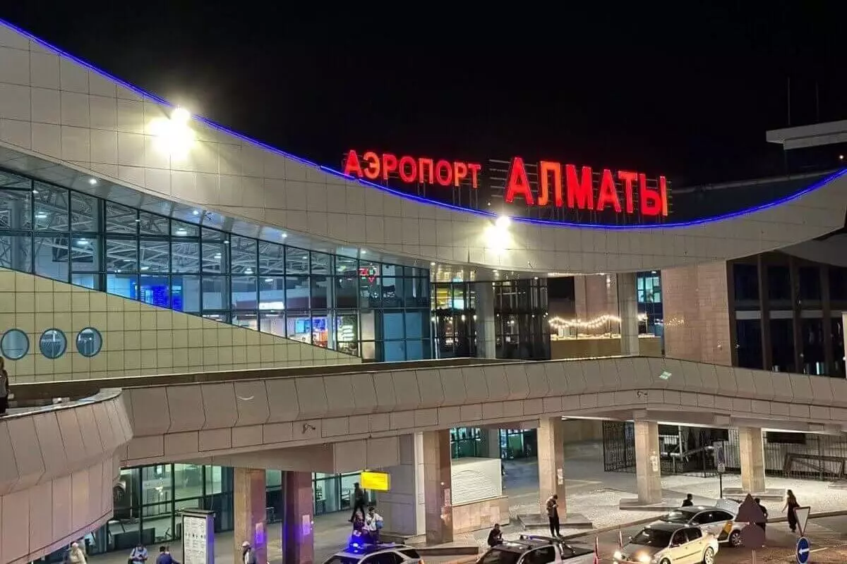 Работников аэропорта Алматы подозревают в краже 50 телефонов из посылок