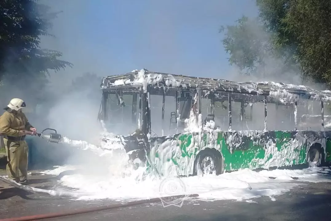 Пассажирский автобус сгорел в Алматинской области