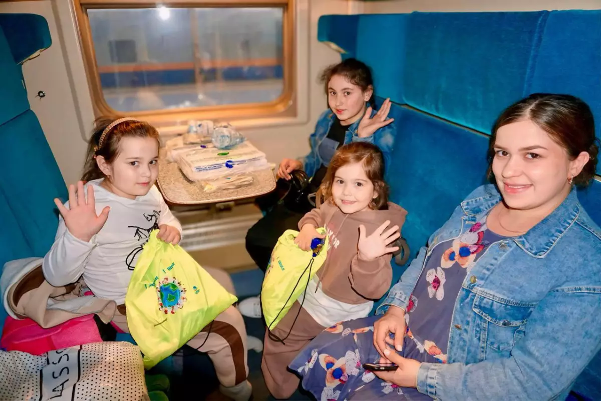 Игрушки и сладости раздали детям в казахстанских поездах