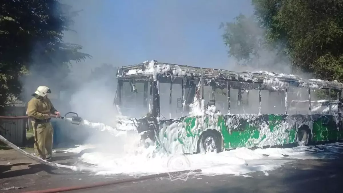 Пассажирский автобус вспыхнул в Алматинской области