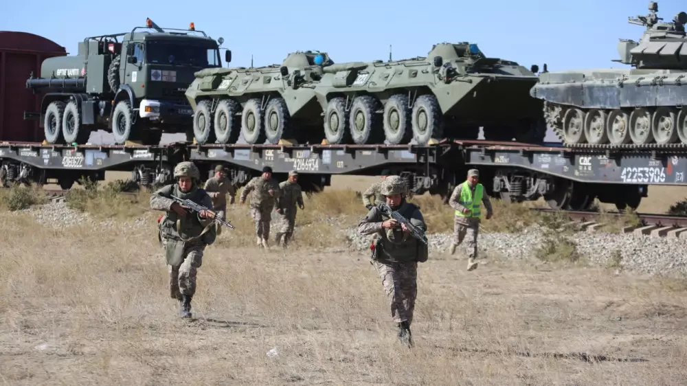 Казахстанцев предупредили о переброске военной техники