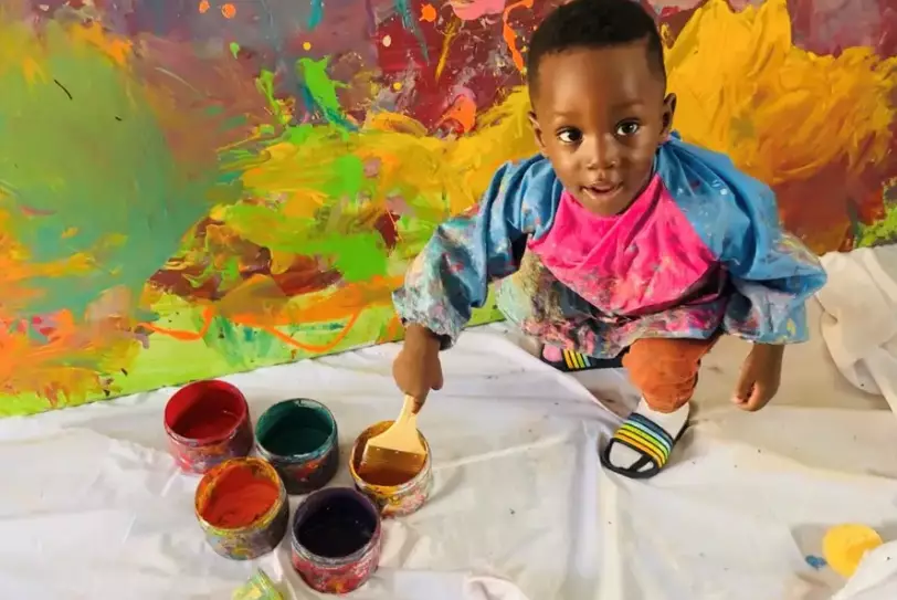 Полуторагодовалый малыш стал самым юным художником на планете