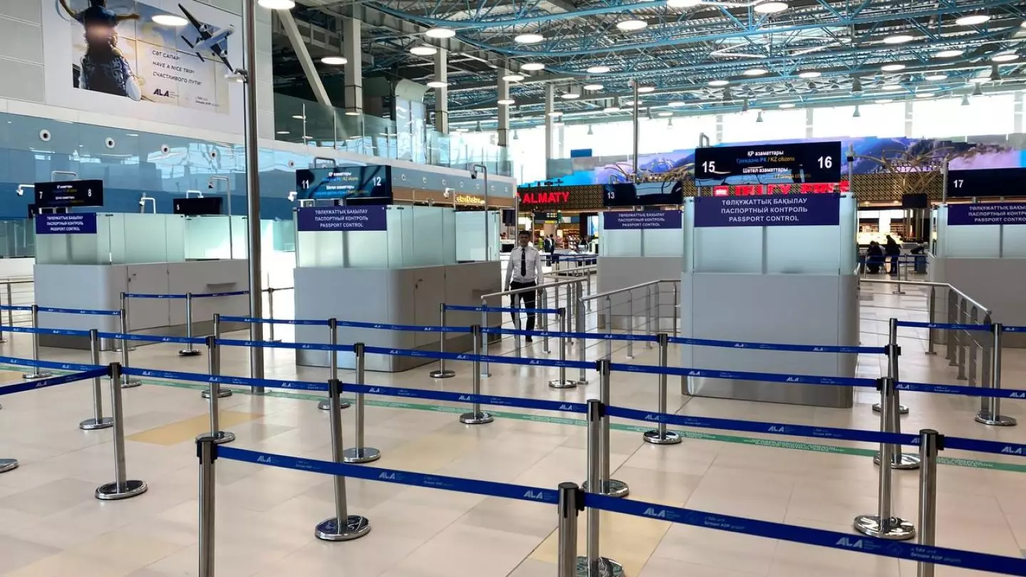 «Думал, что никогда не достроят»: первый день работы международного терминала в аэропорту Алматы