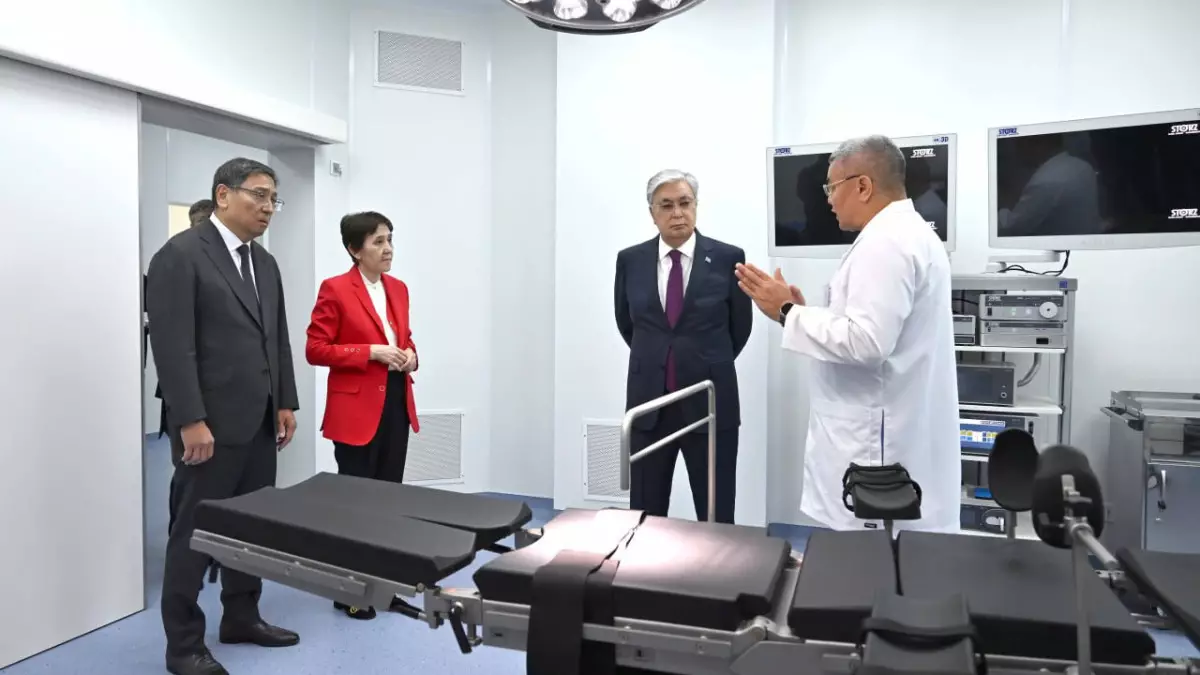Президент посетил Центр детской неотложной медицинской помощи