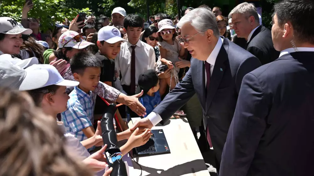 Президент Токаев побеседовал с детьми на фестивале в Алматы