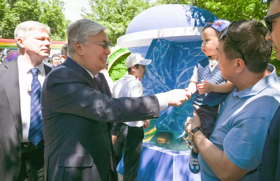 Президент Алматыдағы фестивальде балалармен жүздесті