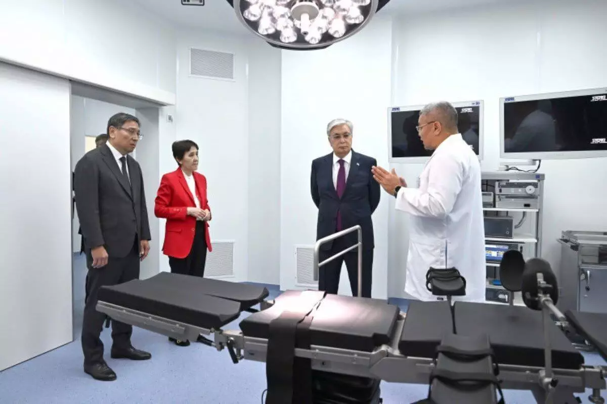 Президент посетил Центр детской неотложной медицинской помощи в Алматы