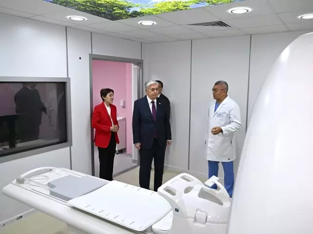 Президент посетил Центр детской неотложной медицинской помощи
