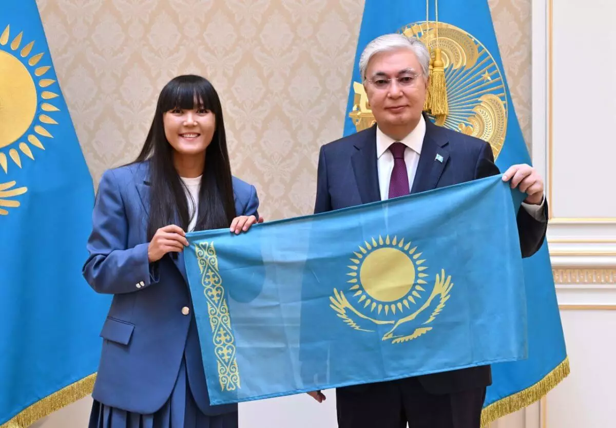 Покорившую Эверест казахстанку поздравил президент