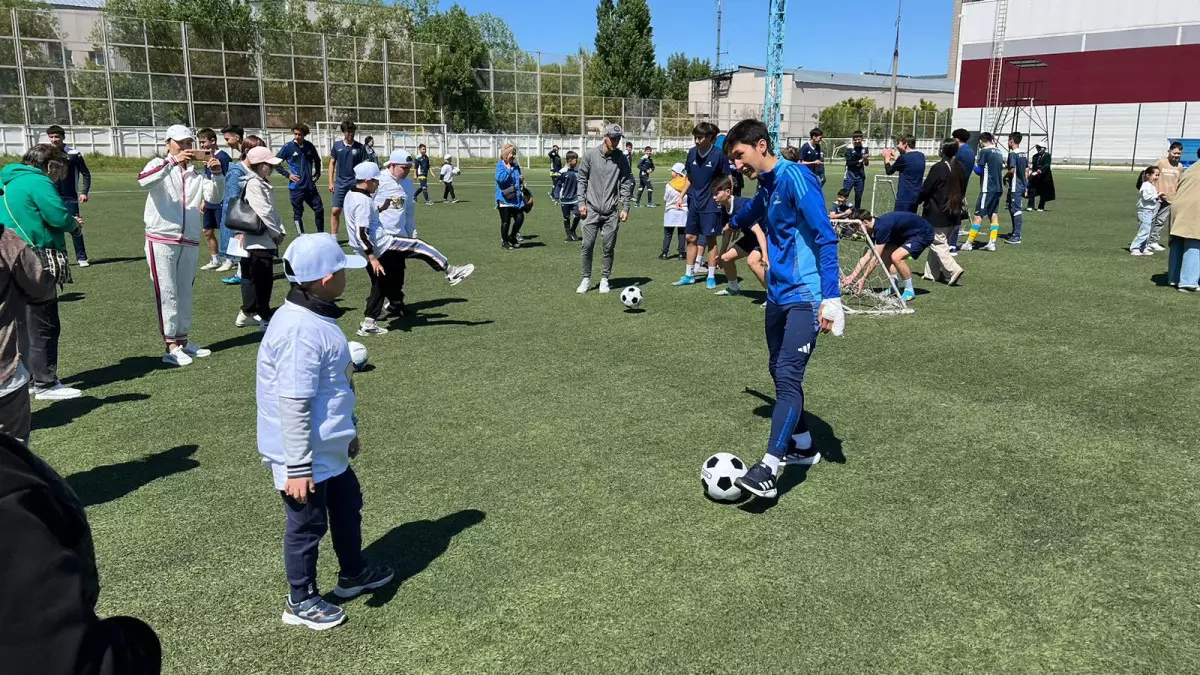Дети с особыми потребностями поиграли в футбол с игроками ФК "Астана"