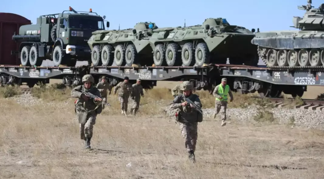 Казахстанцев предупредили о переброске военной техники