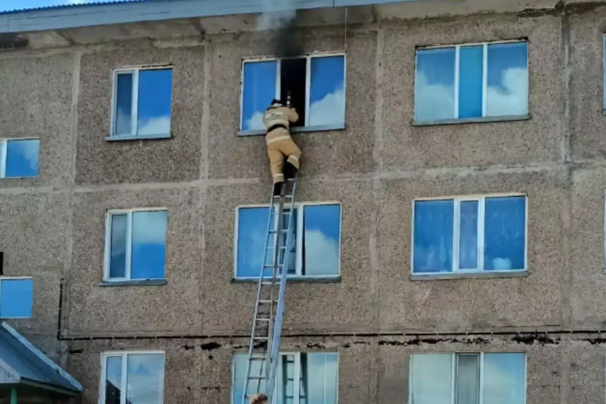Женщину спасли при пожаре в квартире трехэтажки в Акмолинской области
