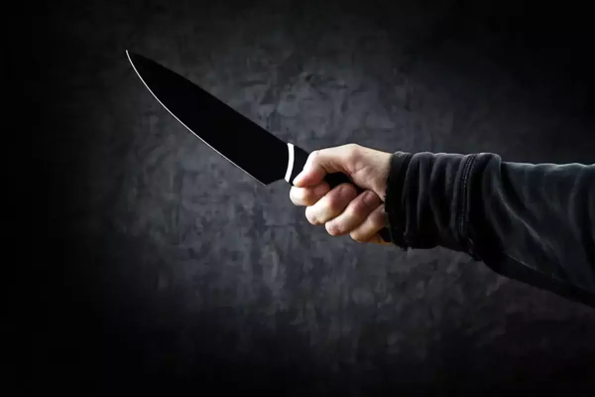 Мужчина изрезал себя ножом после суда в Атырау — СМИ