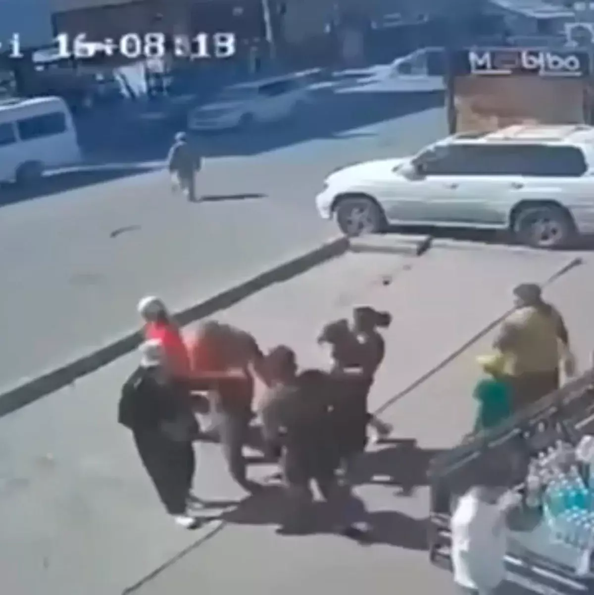 В Бишкеке девушка жестоко избила мужчину камнем - видео