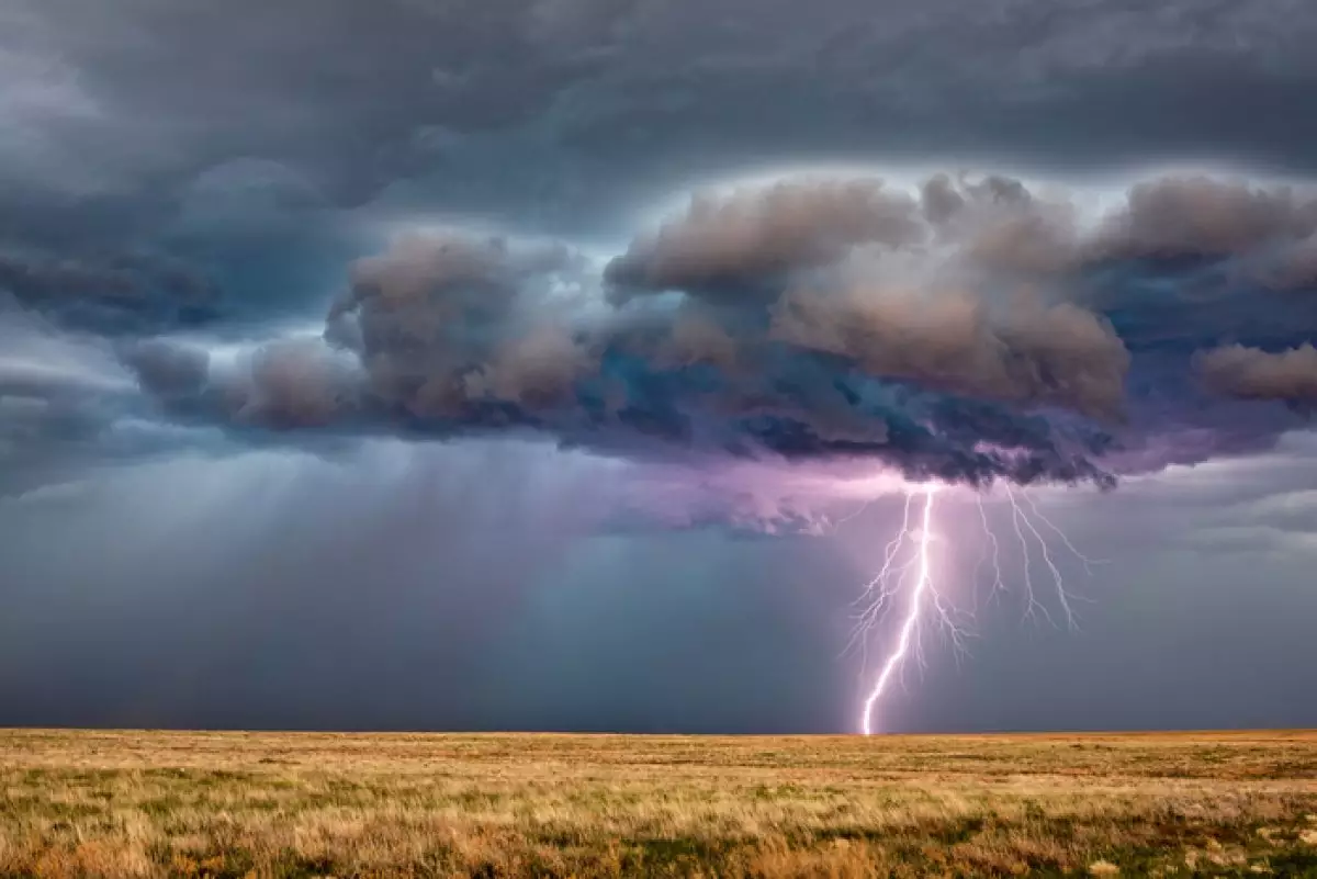 Грозы и ветер: штормовое предупреждение объявлено в большинстве регионов Казахстана